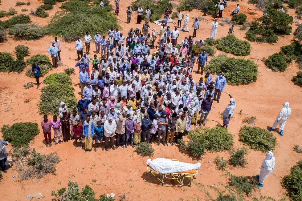 En eldre mann som er død av korona, blir begravet i Mogadishu, Somalia. Pandemien har ført til en kraftig økning i global fattigdom, skriver artikkelforfatteren.