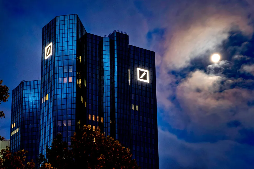 Deutsche Bank-ansatte fikk sparken for strippeklubb-regning. Her fra bankens hovedkvarter i Frankfurt.