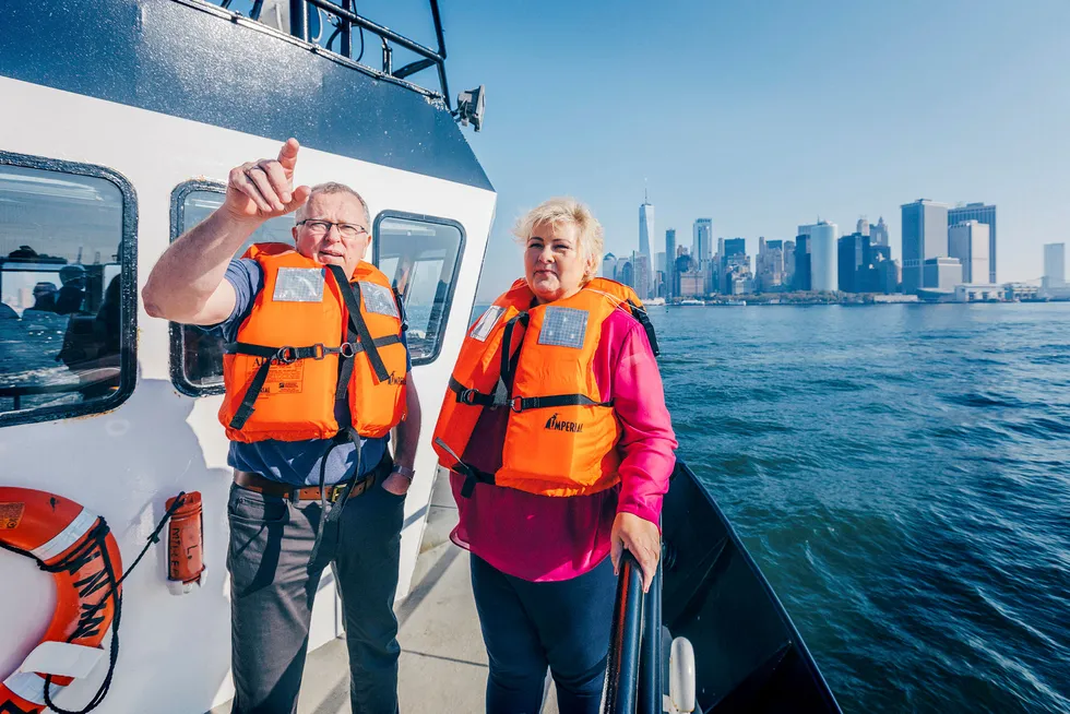Equinor-sjef Eldar Sætre og statsminister Erna Solberg på befaring i New Yorks havnebasseng for å se på området som skal oppgraderes til havn for vindmølleparken som Equinor har fått i oppdrag å sette opp utenfor kysten.