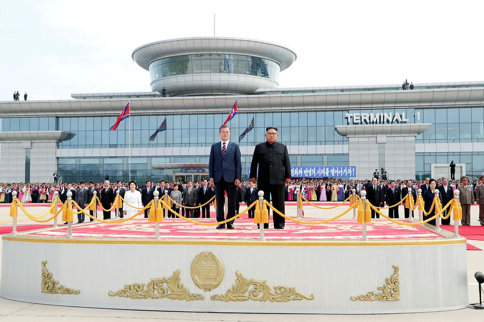 Sør-Koreas president Moon Jae-in og Nord-Koreas leder Kim Jong Un har stilt seg opp under en velkomstseremoni på Pyongyang Sunan internasjonale flyplass i Pyongyang.
