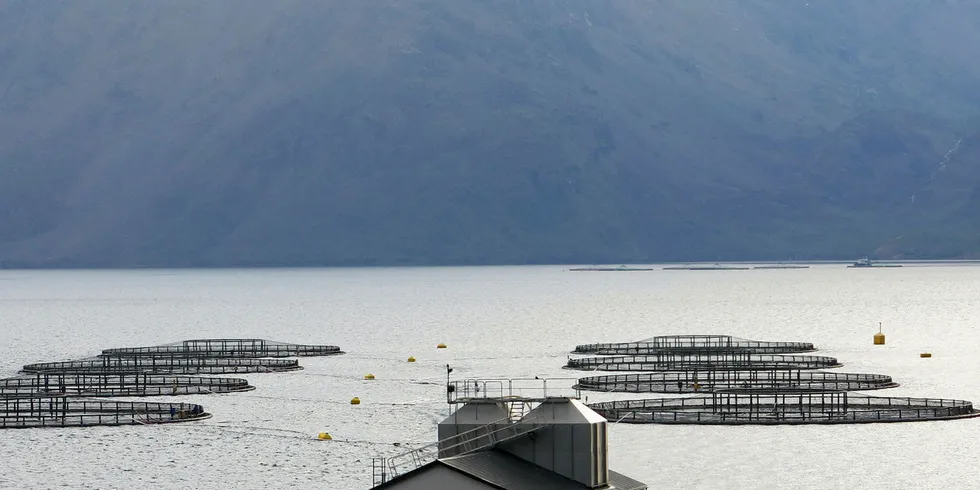 FRA ÅPEN TIL LUKKET: Lakseoppdrett i Vest-Finnmark med åpne merder i sjø. Framtidens oppdrett må skje i lukkede merder, mener Naturvernforbundet.