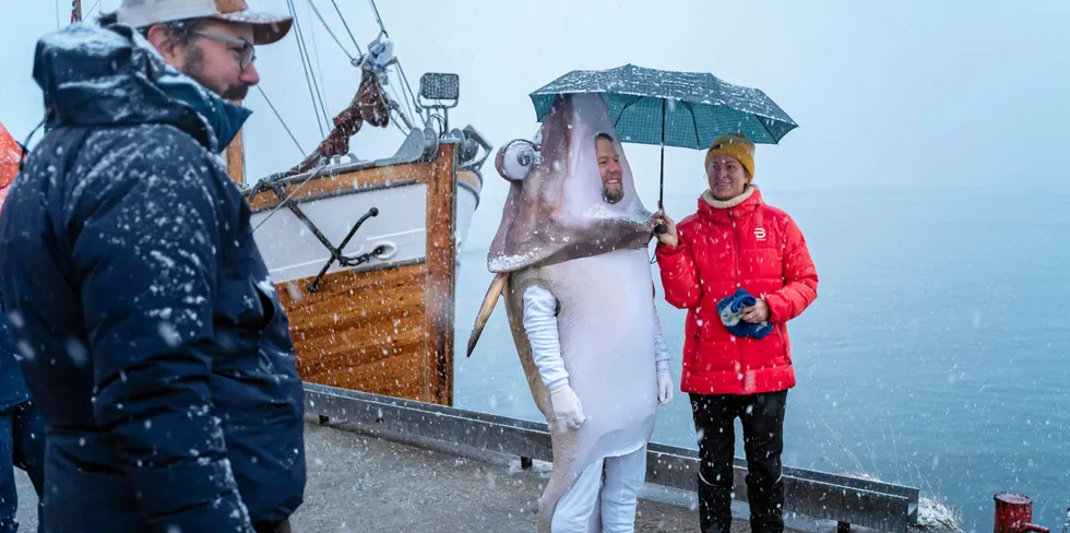 VINTER OG SNØ: Produksjonsdag av filmen om Mr. Skrei. Sara Møllebakken fra Sjømatrådet sørger for at Mr. Skrei (Magnus Utvåg) holder seg tørr mellom filmopptakene. Kameracrew er John Emil Richardsen og Eirik Heim.