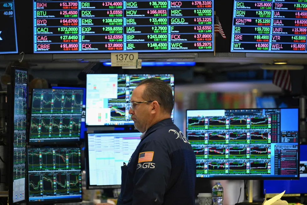En megler på børsgulvet hos New York Stock Exchange (NYSE) i mars i år. (Photo by ANGELA WEISS / AFP)