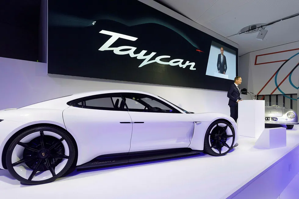 Porsches første elbil skal nå markedet i slutten av året. Over 2800 nordmenn har forhåndsbestilt Porche Taycan.