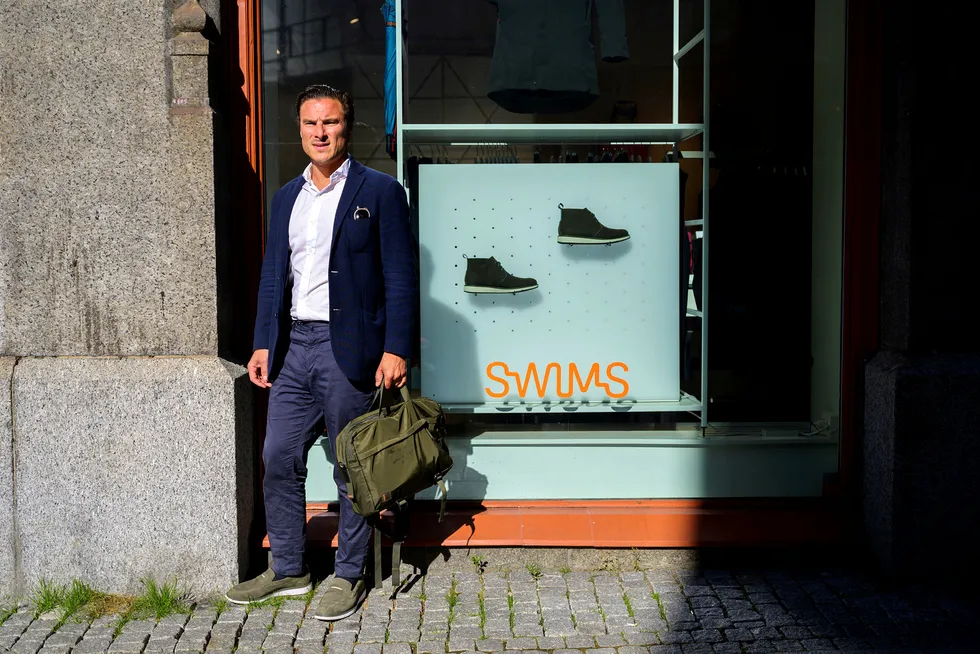 – Det er blitt en dyr sommer, sier Alexander Eskeland, daglig leder for Swims i Europa og medgründer av selskapet. Her fra selskapets butikk i Prinsens gate i Oslo.