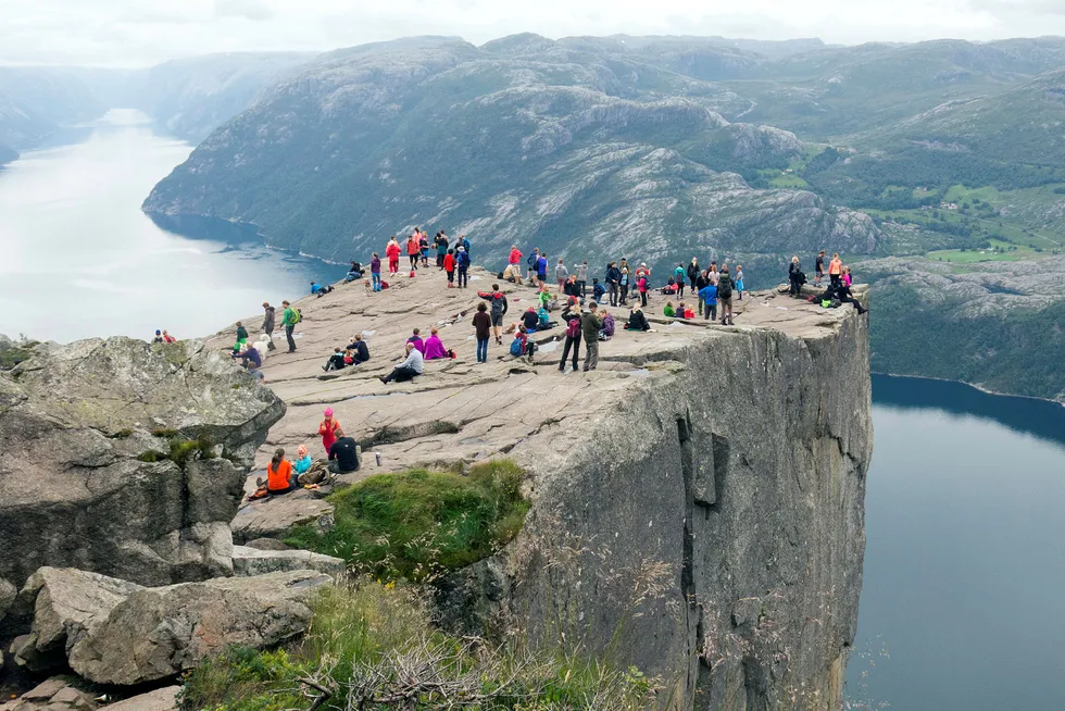 Turister på fjellplatået Preikestolen ved Lysefjorden i Forsand kommune i Rogaland. Foto: Kleiven, Paul