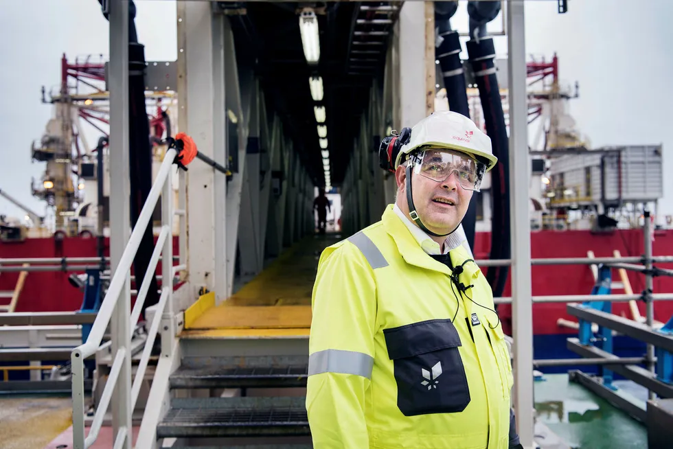Olje- og energiminister Kjell-Børge Freiberg under besøk på Johan Sverdrup-feltet i 2018. Han mener folk i oljebransjen fortjener honnør, ikke kritikk.