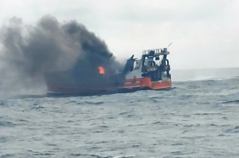 Her brenner «Havfjord» i Nordsjøen. Fem personer måtte gå i redningsflåten, og ble først plukket opp etter en halv time. Søndag er de fem skrevet ut fra Haukeland sykehus.