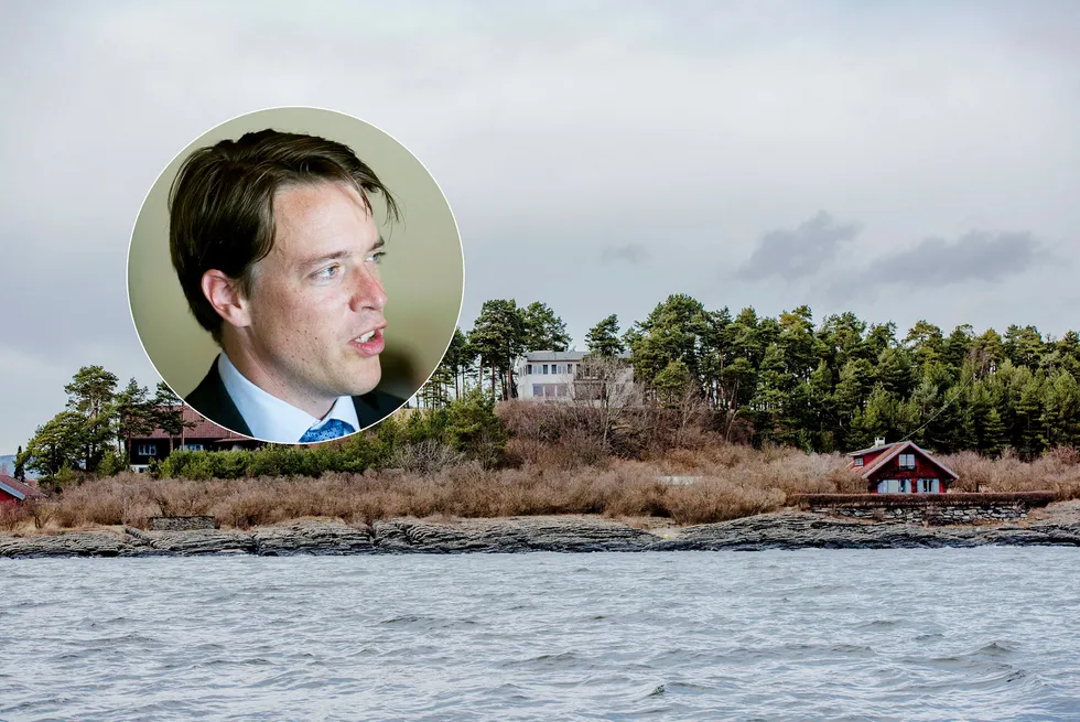 Investor Fredrik Halvorsen har tidligere søkt om å få rive det røde huset (til høyre) på sin enorme Snarøya-eiendom. Nå vil han også «demontere» den hvite boligen (midt i bildet).