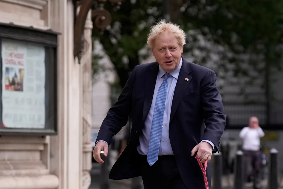 Statsminister Boris Johnson på vei til valglokalet i London torsdag.