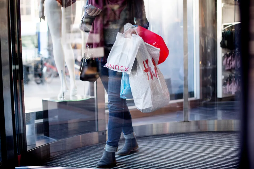 Forbruket kan komme til å holde seg oppe selv om kjøpekraften svekkes, skriver Kjetil Olsen.
