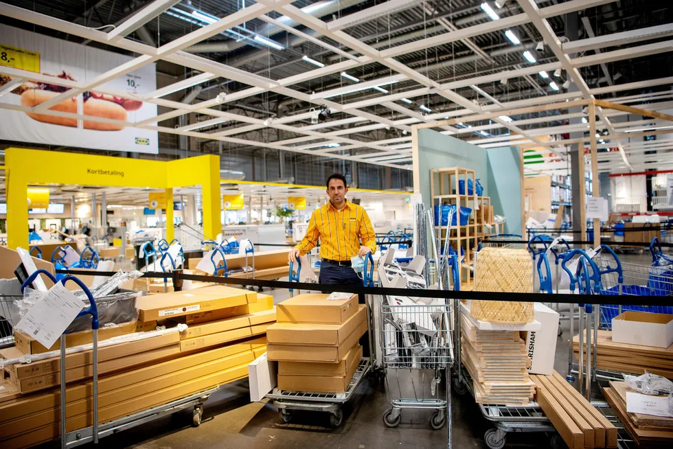 Ikea har hendene fulle med å få levert varene til kunder via klikk og hent eller netthandel. Assisterende varehussjef Omed Poor er glad de kan beholde alle de ansatte på jobb og rapporterer om høye salgstall, spesielt for innredning til hjemmekontor.