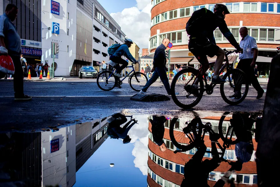 Oslo, Norge, 27.08.2015 Bilde av folks som går, sykkel , Oslo sentrum. Oslo sentrum - illustrasjon - bygg - bygninger - mennesker - Foto: Javad Parsa --- Foto: Javad Parsa