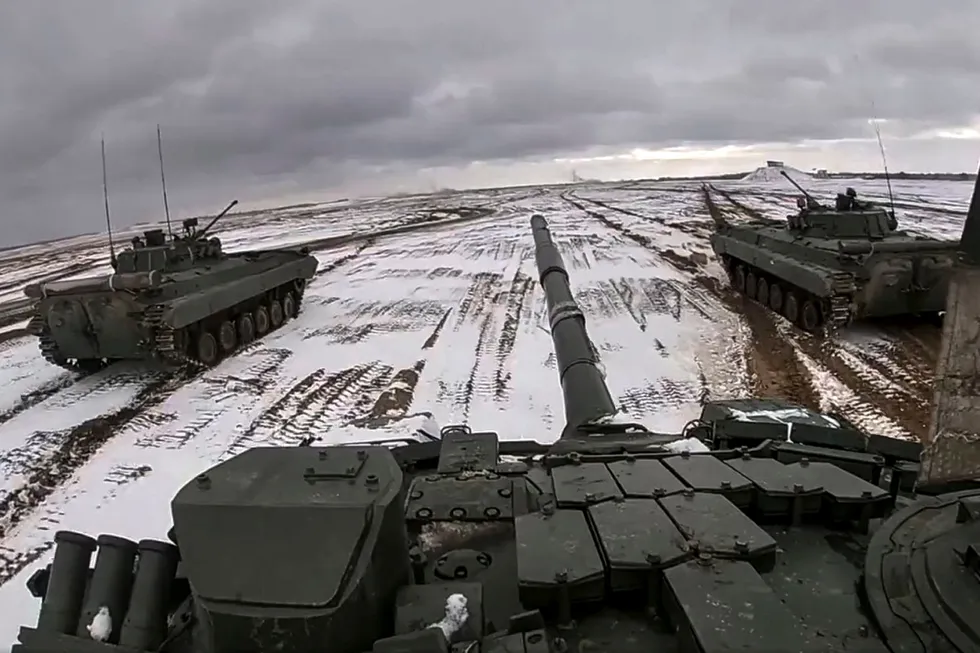 Russiske og hviterussiske stridsvogner driver øvelse 2. februar ikke langt fra grensen til Ukraina.