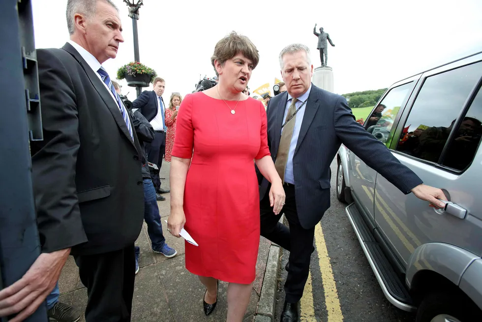 Arlene Foster leder et lite parti med stor makt. Hun sier blankt nei til Boris Johnsons brexit-plan. Her er hun på vei ut fra det nordiske parlamentet Stormont etter et møte med Boris Johnson i juli.