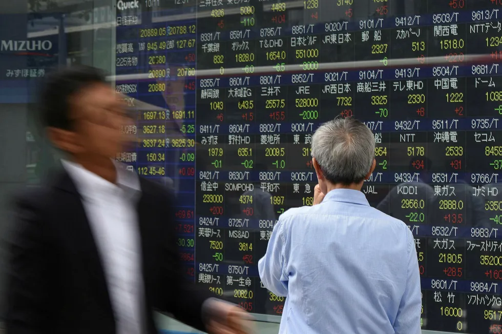 Det settes nye rekorder ved børser over hele verden. Nikkei-indeksen er på det høyeste nivået på over 21 år. Det har tatt Bangkok-børsen 24 år å komme tilbake til dagens nivå. Foto: Kazuhiro Nogi/AFP/NTB Scanpix