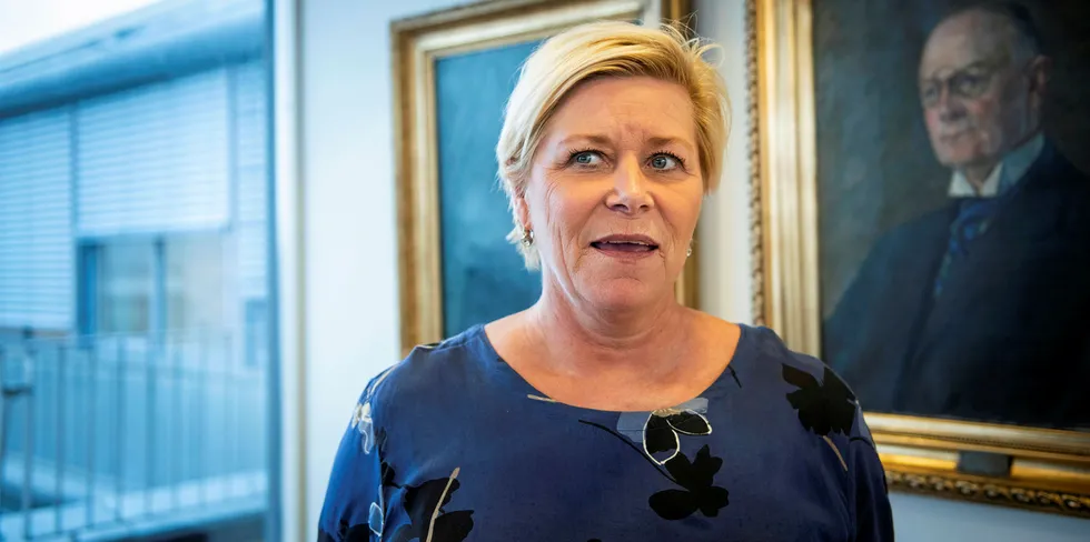 Finansminister Siv Jensen (Frp) vil ikke stoppe arbeidet til Havbruksskatteutvalget selv om det er et stort flertall på Stortinget mot en grunnrenteskatt som er en viktig del av utredningen.