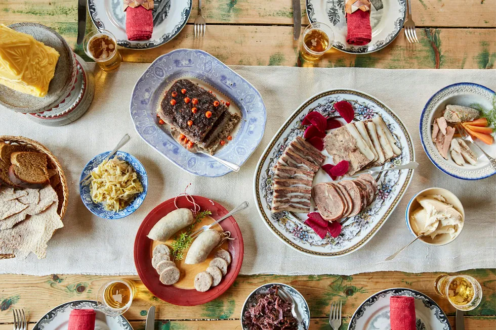 Rikelig. «Less» er ikke «more» når bonde Jon Fredrik Skauge dekker på til juledagsfrokost. Det beste skal på bordet av kjøttmat, fisk, hjemmelaget surkål, flatbrød og vørterbrød, godt, hjemmekjernet smør og fet rømme.