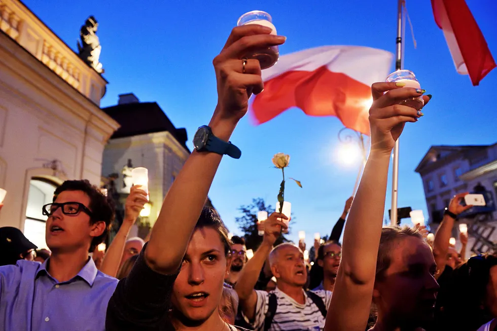 Polakker samles for å protestere mot juridiske reformer i landet. Foto: Adam Chelstowski/AFP/NTB Scanpix