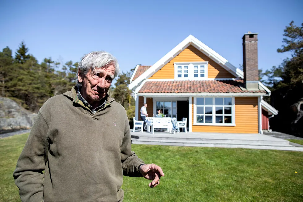 – Alt til sin tid, sier Anton M. Ringøen som nå selger familiens landsted i Høvåg vest i Lillesand. Prisantydningen er 14 millioner kroner.