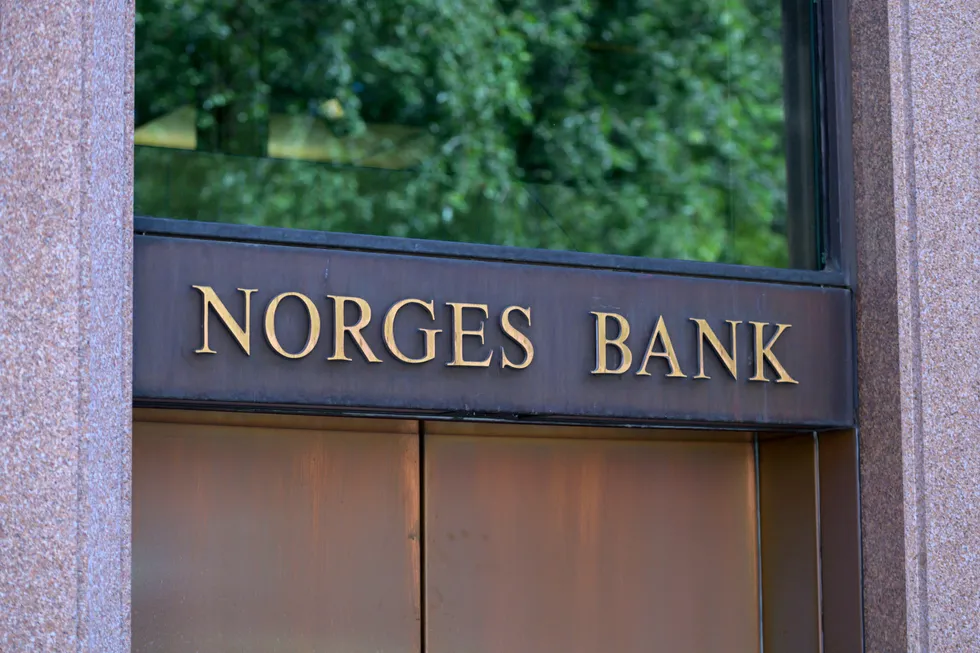 Økte offentlige utgifter gir Norges Bank behov for å stramme inn gjennom økte renter, skriver artikkelforfatteren.