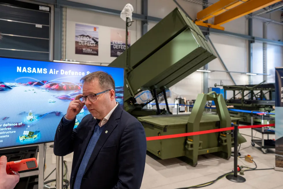 Hei til EU. Forsvarsminister Bjørn Arild Gram (Sp) vil gjerne ha Norge inn i EUs program for felles forsvarsinnkjøp. Mulige salgsartikler er Kongsberg gruppens luftvernsystem Nasams.