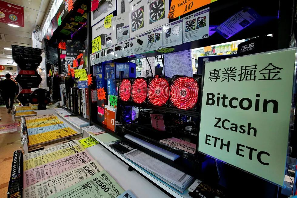 Illustrasjonsbilde: Her ses en datamaskin som graver etter kryptovaluta på et kjøpesenter i Hongkong.