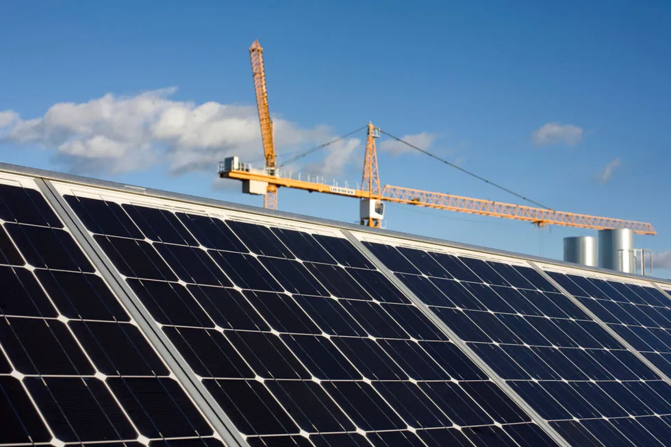 Solkraftkapasitet tilsvarende 66 TWh/år kan produseres på norske bygg allerede i dag, skriver artikkelforfatteren.