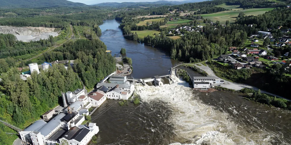 Hokksund sentrum og områdene rundt ble rammet av ekstremværet Hans tidligere i august. Hellefoss kraftverk ligger like ved Hokksund.