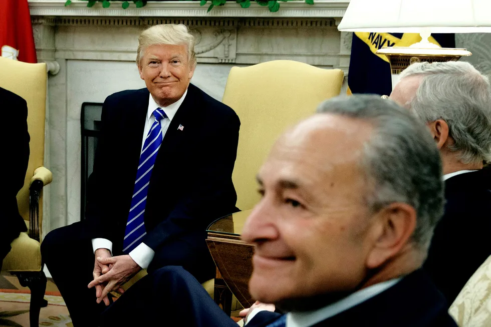 President Donald Trump gjorde en avtale med demokratenes leder i Kongressen Chuck Schumer (til høyre). Foto: Evan Vucci/AP/NTB Scanpix