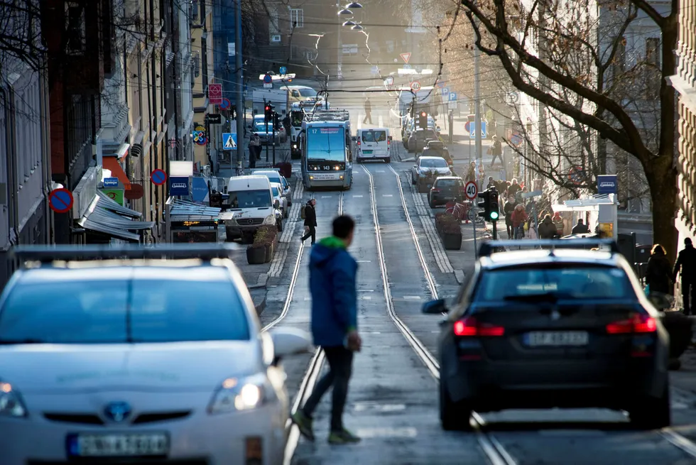 Vi har minst to grunner til å bremse bilbruken mer i byen enn på landet, skriver artikkelforfatteren. Foto: Skjalg Bøhmer Vold