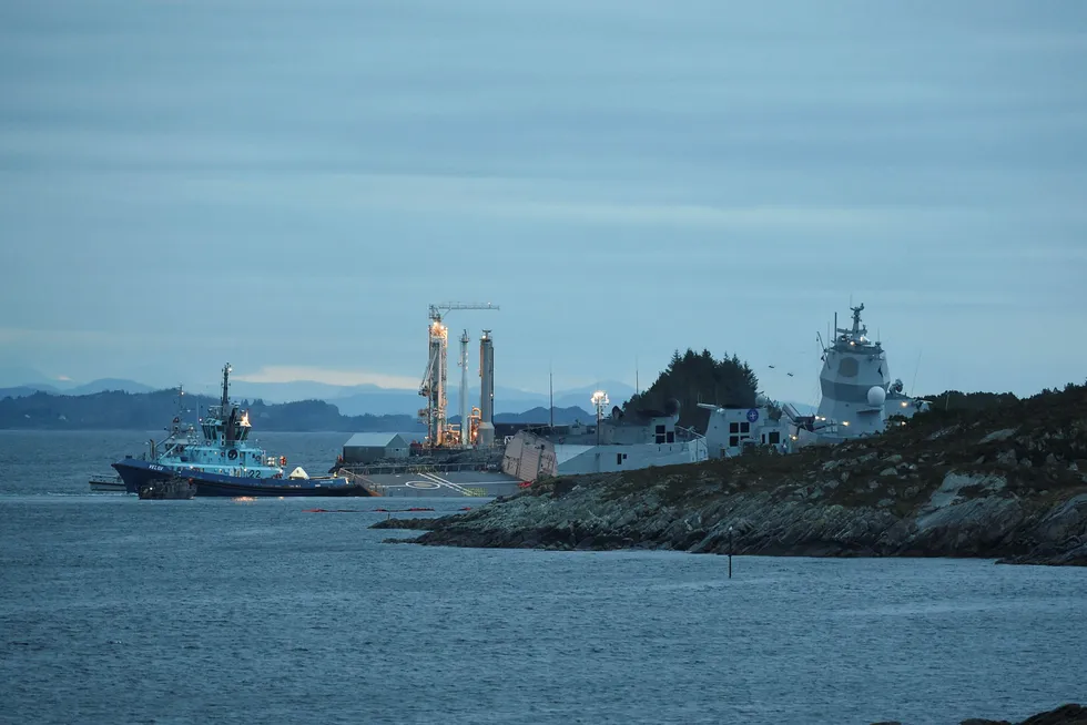 Fregatten KNM Helge Ingstad er evakuert og står i fare for synke etter en kollisjon med en tankbåt ved Stureterminalen i Øygarden. Alle i fregatten er evakuert.