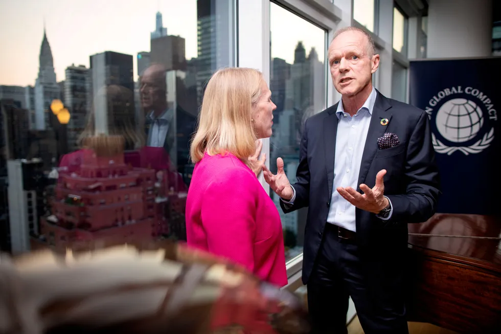 Spesialrådgiver i UN Global Compact, Sturla Henriksen forklarer utenriksminister Anniken Huitfeldt hvorfor Tor Olav Trøims utfall mot ESG-politikk er uansvarlig. De møttes på mottagelsen i 23. etasje hos den norske generalkonsulen i New York søndag kveld.
