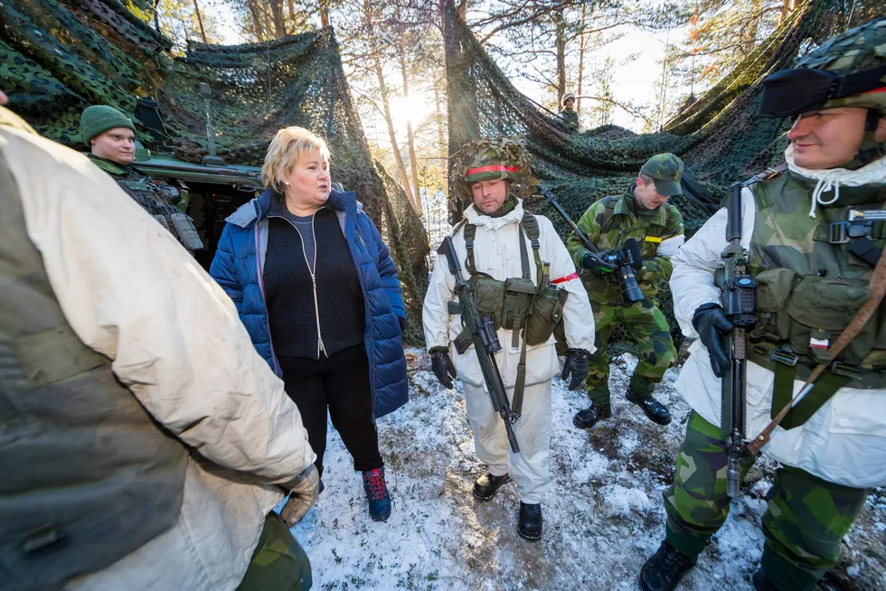 Statsminister Erna Solberg (H) får en omvisning av den svenske brigadesjefen Lennart Widerstöm (th) da hun besøkte en svensk panserbataljon under militærøvelsen Trident Juncture på Røros i 2018.