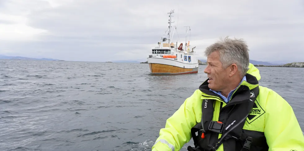 Fiskeriminister Bjørnar Skjæran åpner nå opp for å vurdere havbruk til havs.