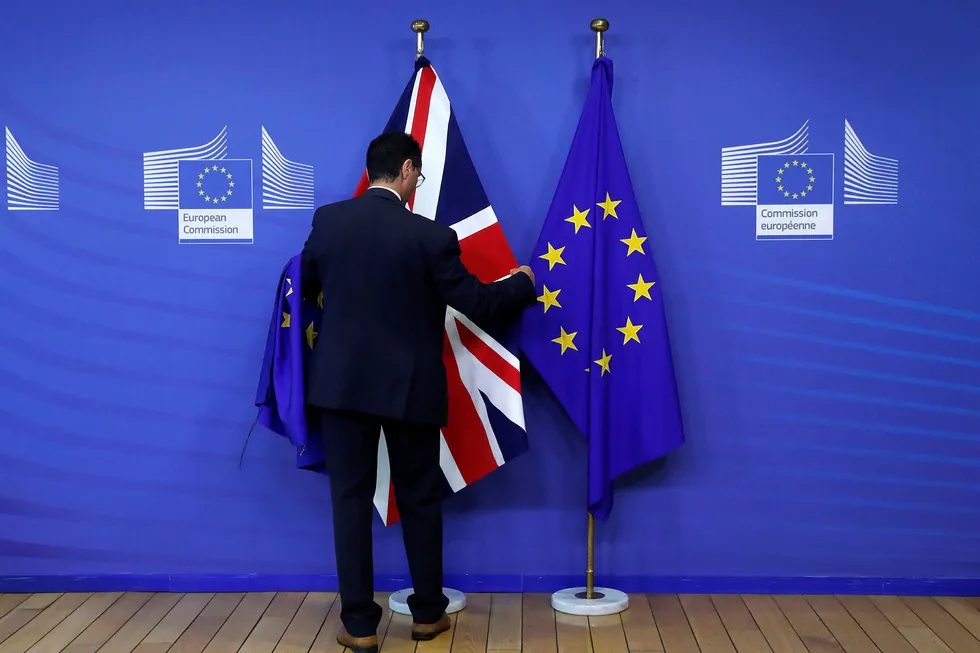 Flags are arranged at the EU Commission headquarters ahead of a first full round of talks on Brexit, Britain's divorce terms from the European Union, in Brussels, Belgium July 17, 2017. REUTERS/Yves Herman --- Foto: YVES HERMAN/Reuters/NTB scanpix