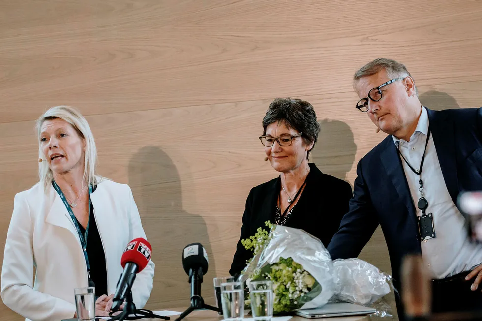 Fra venstre: Kjerstin Braathen påtroppende konsernsjef i DNB, styreleder Olaug Svarva og avtroppende konsernsjef Rune Bjerke. Kjerstin Braathen blir ny konsernsjef i DNB 1. september.
