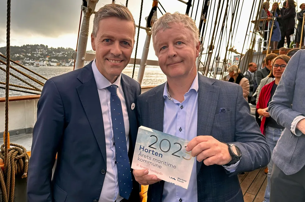Sjøfartsdirektør Knut Aril Hareidesammen med Horten-ordfører Are Karlsen. Karlsen fikk prisen tirsdag kveld.