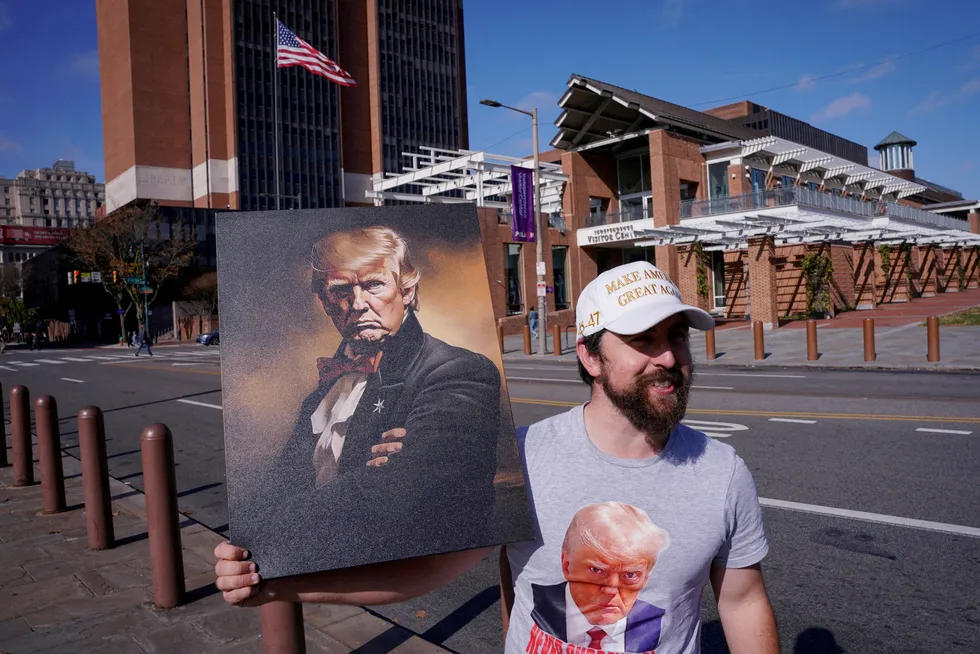 Joe Livaudais fra Virginia løftet frem sin versjon av Donald Trump på valgdagen i Philadelphia, Pennsylvania.