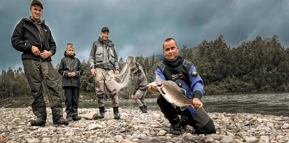 Kommersielt fiske er det stikk motsatte av en bekjempelsesstrategi. I det øyeblikket man aksepterer at noen skal ha dette som en inntekt, blir det økonomiske hensyn å ta, skriver Norske Lakseelver.