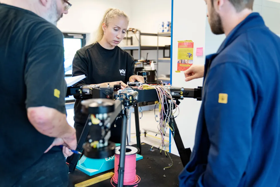 En selvbygget drone og programvare for inspeksjoner av kraftnettet skal gi milliardinntekter for Stavanger-selskapet KVS Technologies. Her diskutere Elin Risvik, Sven Simonsen (til venstre) og Rein Torsvik tekniske løsninger.