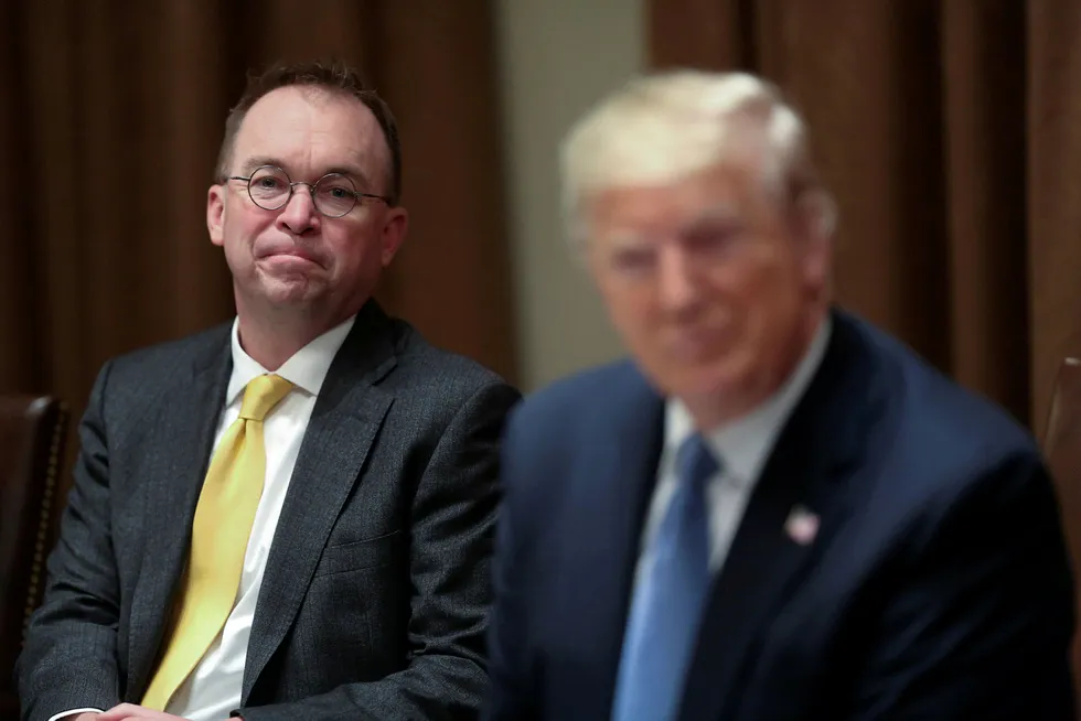 Mick Mulvaney (til venstre) er ferdig som stabssjef for president Donald Trump i Det hvite hus.