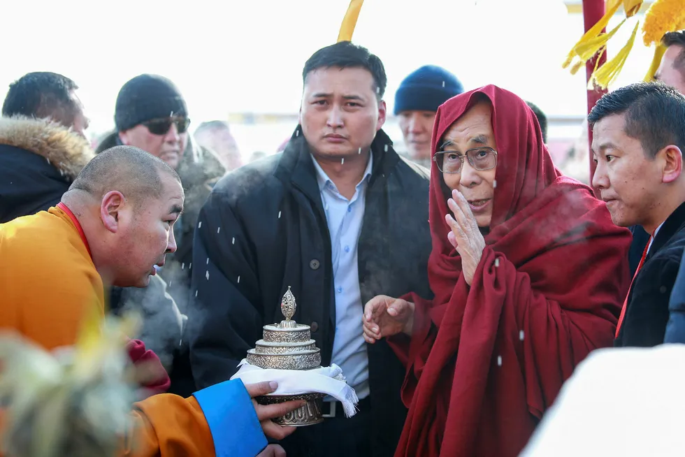 Kina svarte med å sperre en viktig grenseovergang og innstilte forhandlinger om et lån på nesten 40 milliarder kroner da Dalai Lama besøkte Mongolia. Nå har den mongolske regjeringen beklaget og vil ikke gi Dalai Lama visum i fremtiden. Foto: Byambasuren Byamba-Ochir/AFP/NTB Scanpix