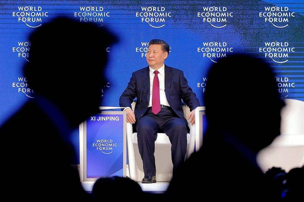 I globalismens katedral – kringsatt av kapitalister – holdt Xi Jinping frem Kina som frihandelens, globaliseringens sanne forsvarer – til stormende applaus, skriver Asle Toje. Her sitter Kinas president Xi Jinping på podiet under World Economic Forum i Davos, 17. januar 2017.