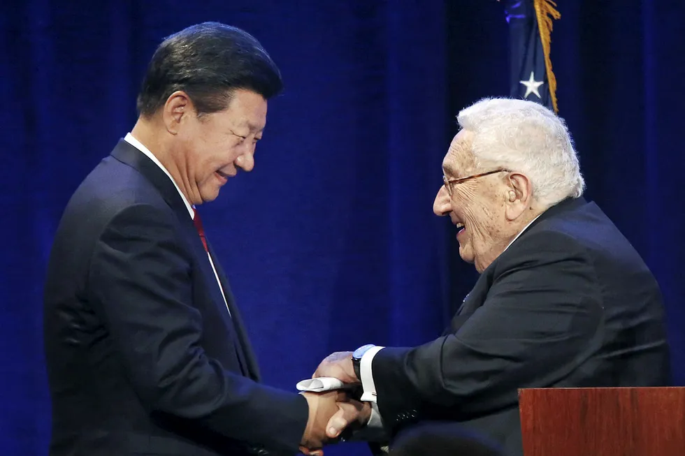 Døren er alltid åpen hos kinesiske politikere for USAs tidligere utenriksminister Henry Kissinger, som bidro til å normalisere forholdet mellom USA og Kina på 1970-tallet. Han mener at USA må se på Kina som en partner, og ikke en fiende. Her sammen med Kinas president Xi Jinping.