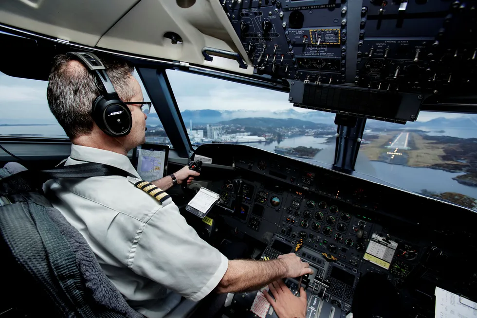 Widerøe mangler piloter til å få alle flyene i luften i sommer. Her fra en innflyvning til Florø lufthavn i fjor med kaptein Thomas Kruse-Nilsen bak spakene. Foto: Paul S. Amundsen