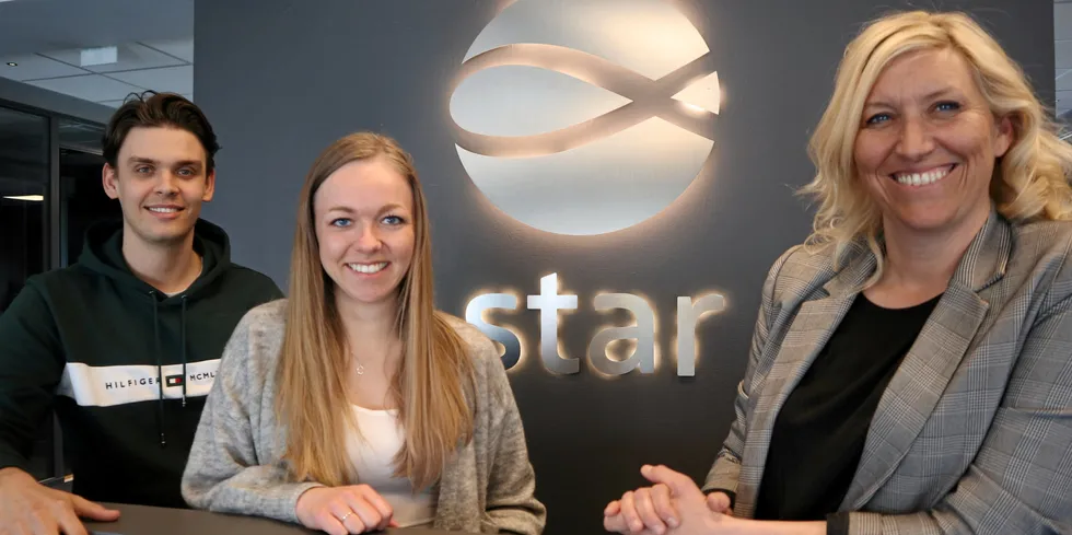 Star Seafood er på jakt etter flere ansatte for å utvikle selskapet videre. Trainee Nikolas Berg (t.v.), logistikkrepresentant Camilla Heggelund Blålid og gründer Hildegunn Fure Osmundsvåg.