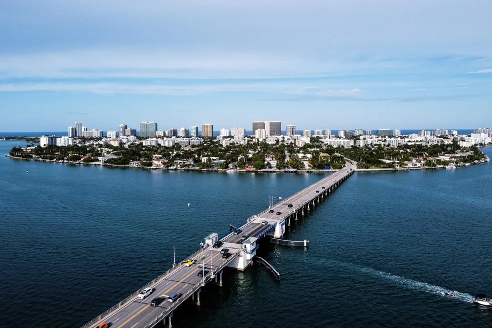Amazon-grunnlegger har flyttet fra Seattle til Miami, hvor han har kjøpt flere eiendommer på Indian Creek. Han har solgt aksjer for over 40 milliarder kroner den siste uken. Bildet er tatt fra Indian Creek med utsikt over Miami.