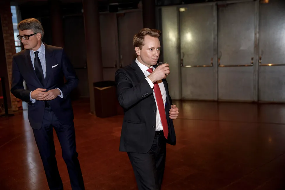 Lite å skåle for. Aker Horizons-sjef Kristian Røkke (t.h) og styreleder Øyvind Eriksen.