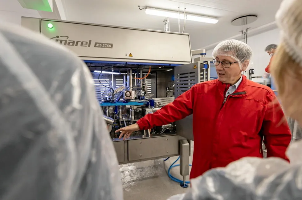 Daglig leder Trond Helge Nyegaard og Sotra fiskeindustri har investert i ny filetlinje.